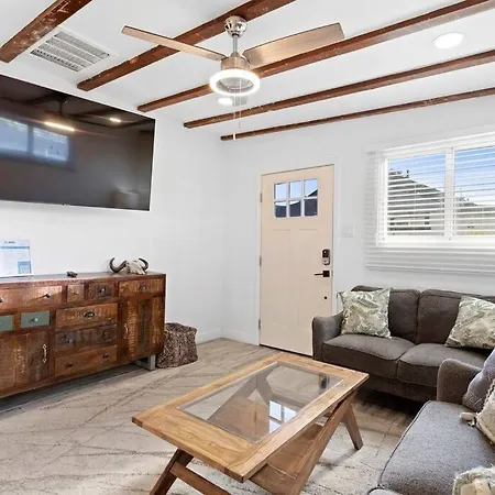 Featherlight Cottage With Bbq And Hot Tub In Downtown Phoenix